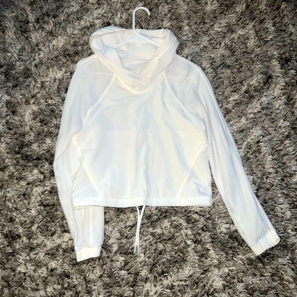 Like new Lululemon netting sleeve cropped windbreaker hoodie